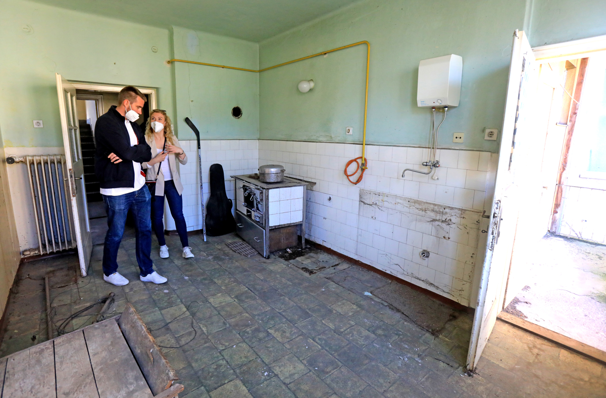 (FOTO) Kakšna stanovanja prodaja mariborska občina na javni dražbi in kaj pričakujejo interesenti: Izklicne cene bodo šle v nebo