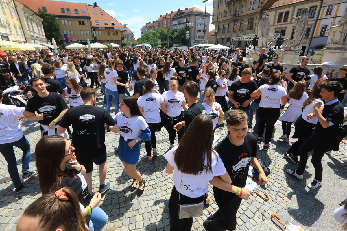 Kaj bo z maturantskimi plesi v srednjih šolah in valetami v osnovnih šolah? Blišč plesa bledi, a ljudje ga želijo
