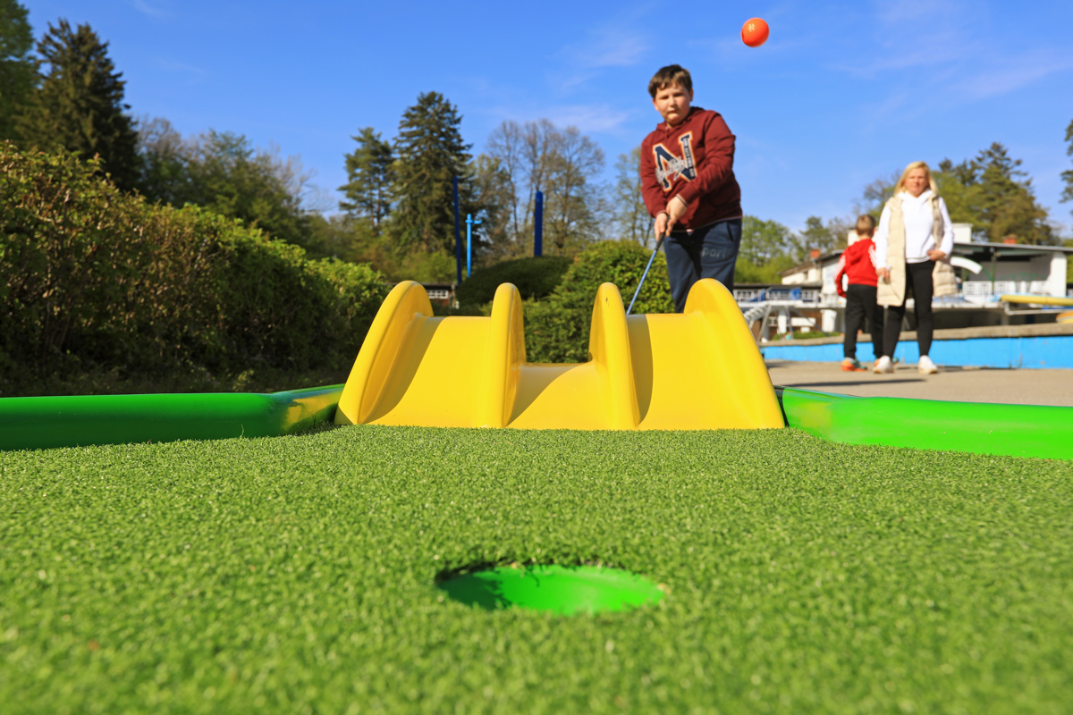Mini golf na Mariborskem otoku: Imenitna popestritev na naravnem biseru mesta