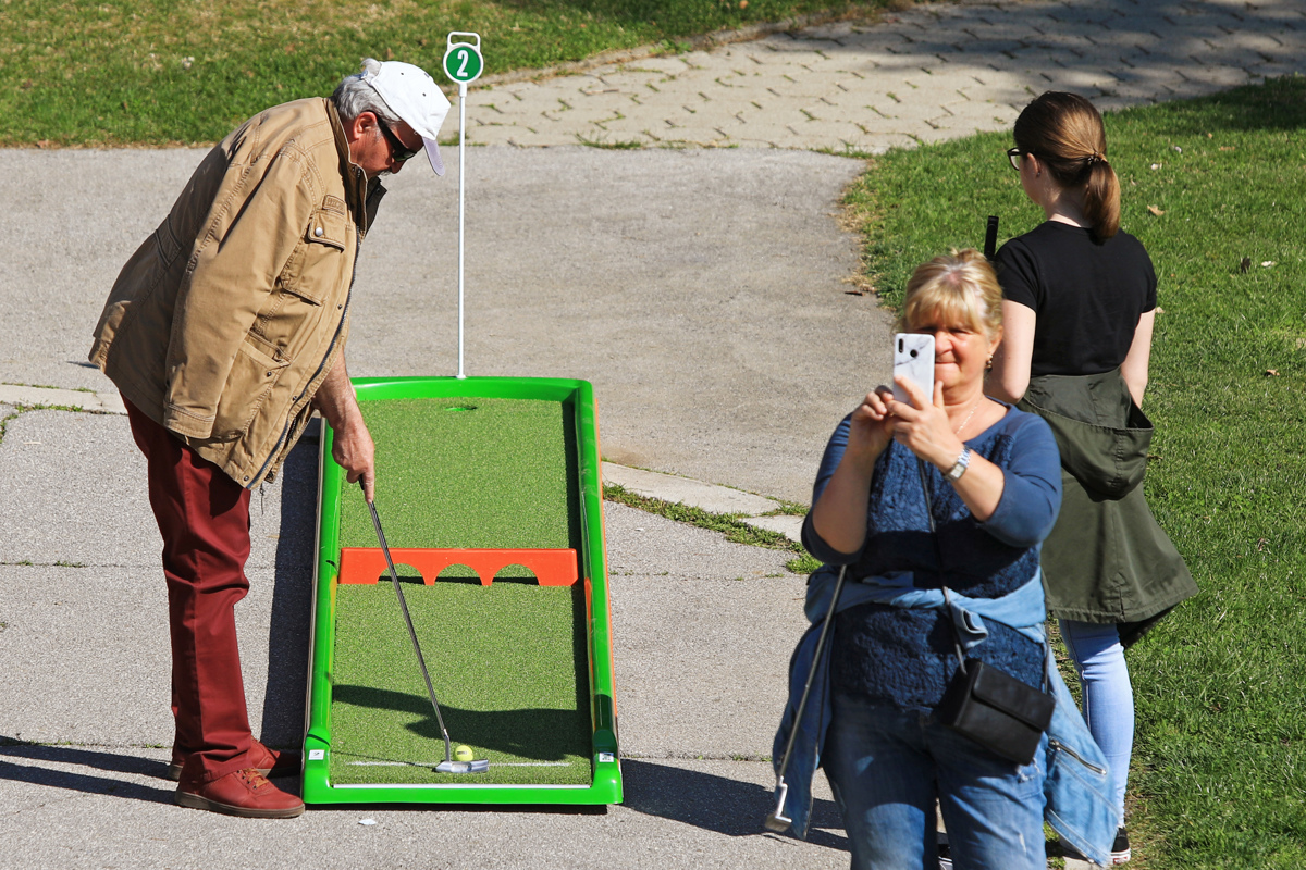 Mini golf na Mariborskem otoku: Imenitna popestritev na naravnem biseru mesta