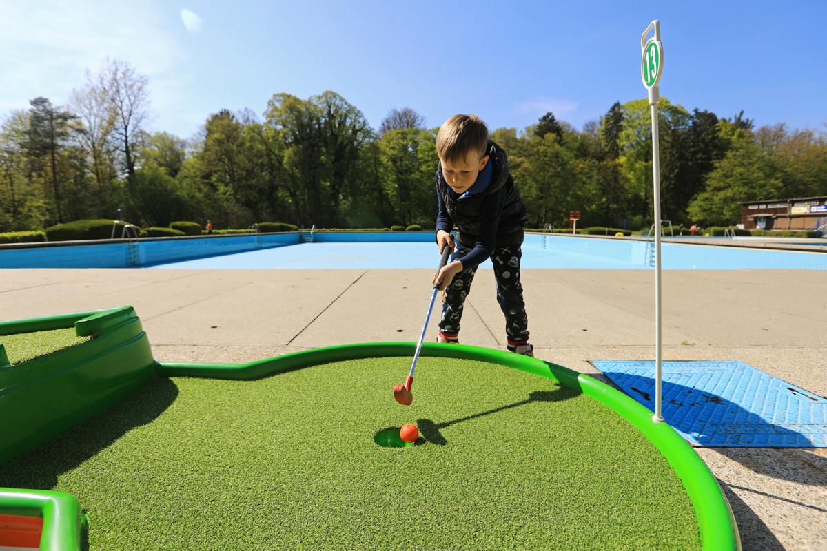Mini golf na Mariborskem otoku: Imenitna popestritev na naravnem biseru mesta