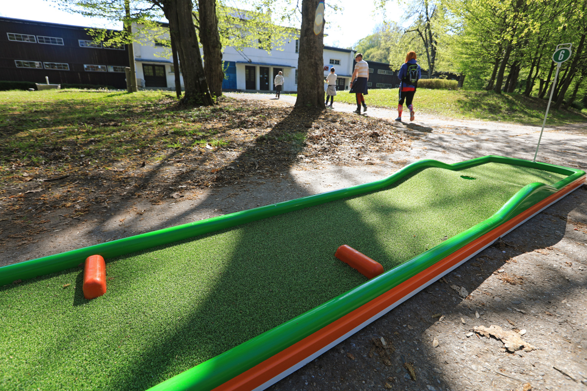 Mini golf na Mariborskem otoku: Imenitna popestritev na naravnem biseru mesta