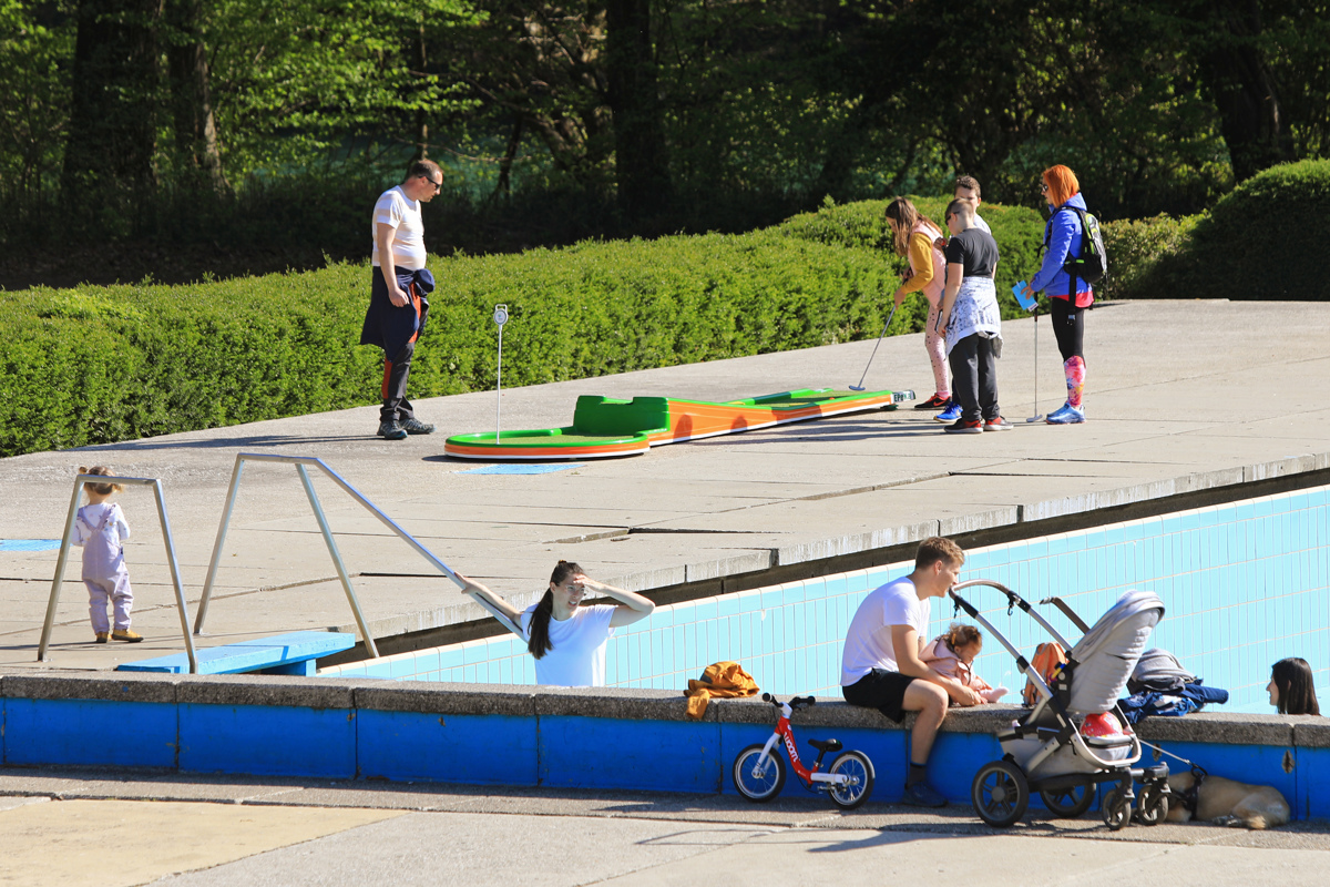 Mini golf na Mariborskem otoku: Imenitna popestritev na naravnem biseru mesta