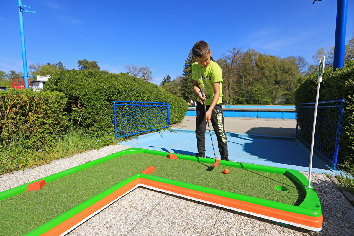 Mini golf na Mariborskem otoku: Imenitna popestritev na naravnem biseru mesta