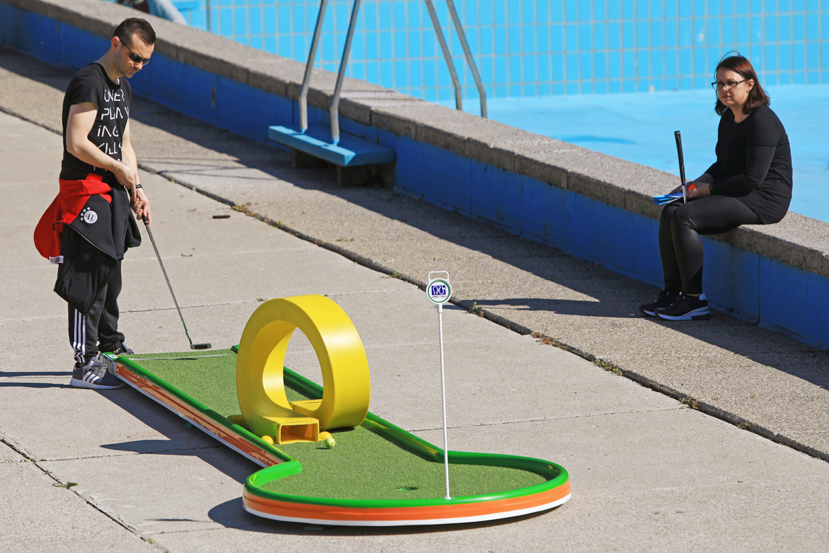 Mini golf na Mariborskem otoku: Imenitna popestritev na naravnem biseru mesta