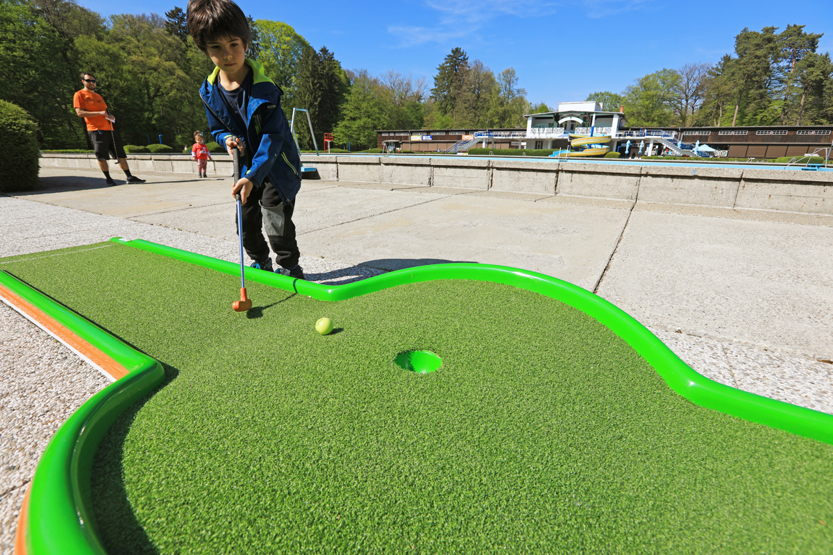 Mini golf na Mariborskem otoku: Imenitna popestritev na naravnem biseru mesta