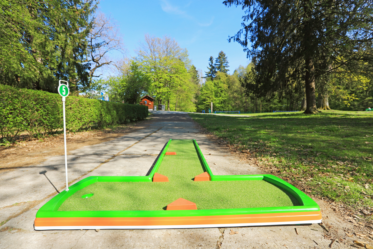 Mini golf na Mariborskem otoku: Imenitna popestritev na naravnem biseru mesta