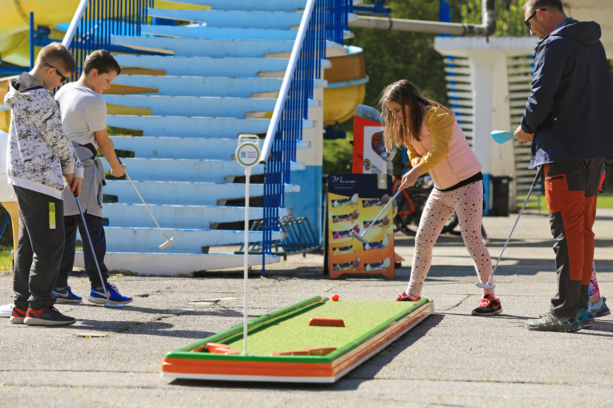 Mini golf na Mariborskem otoku: Imenitna popestritev na naravnem biseru mesta