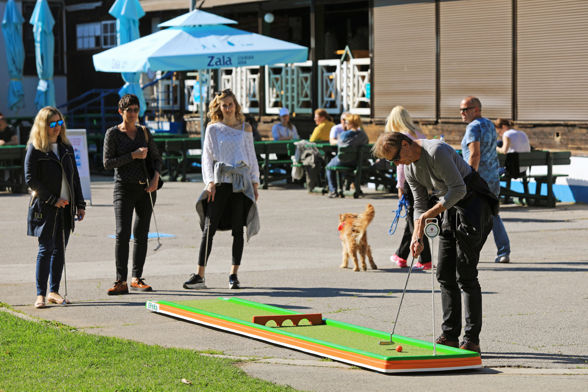 Mini golf na Mariborskem otoku: Imenitna popestritev na naravnem biseru mesta