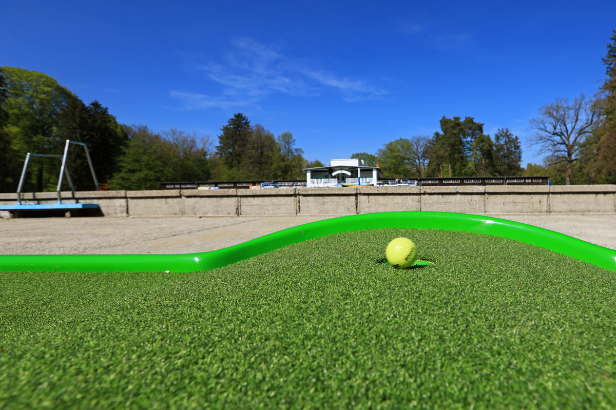 Mini golf na Mariborskem otoku: Imenitna popestritev na naravnem biseru mesta