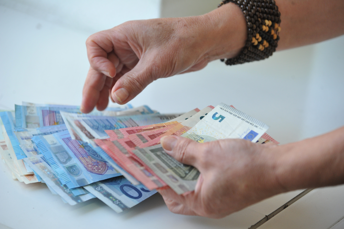 Vlada popušča pri regresu za javne uslužbence. Za koliko bi se lahko zamaknilo izplačilo plač?