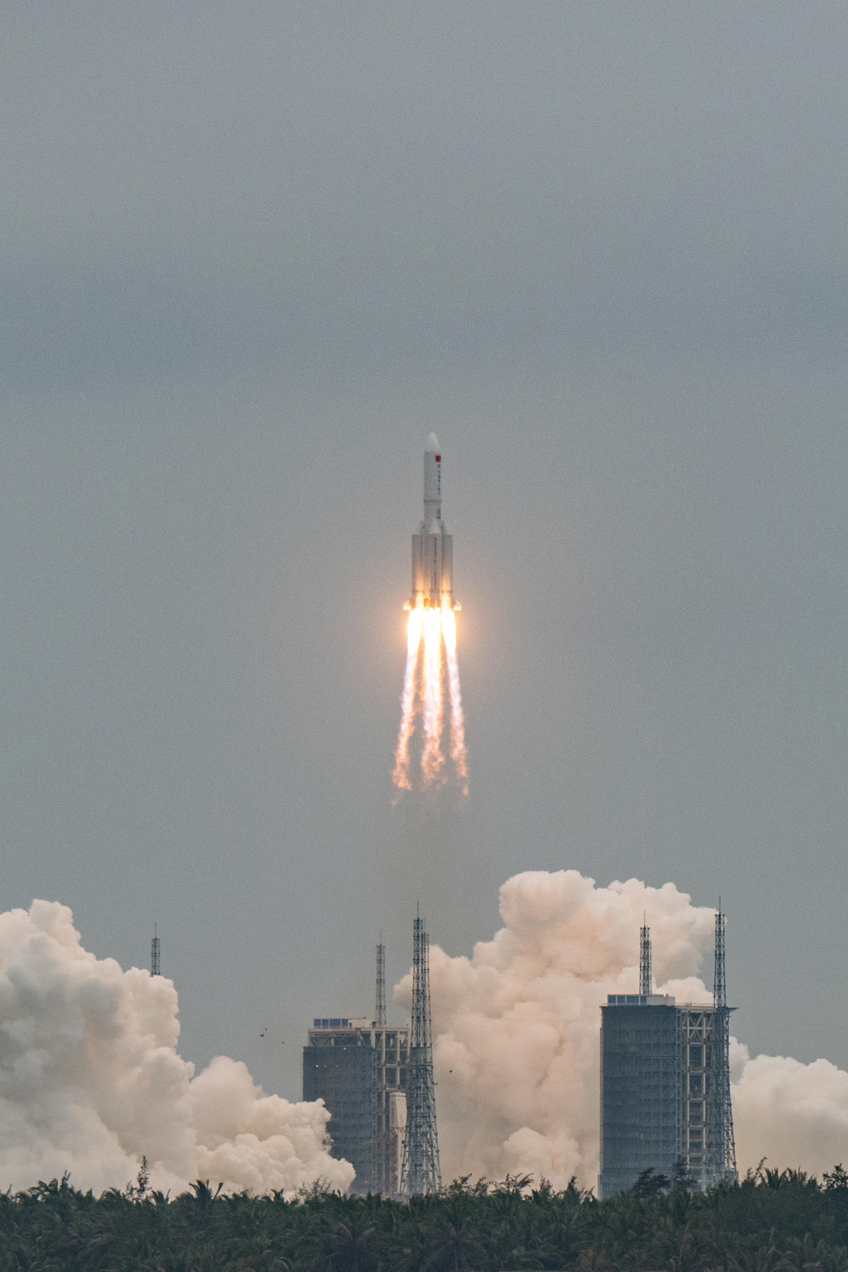 Strokovnjaki svarijo: Deli rakete bodo v prihodnjih dneh nenadzorovano padli na Zemljo