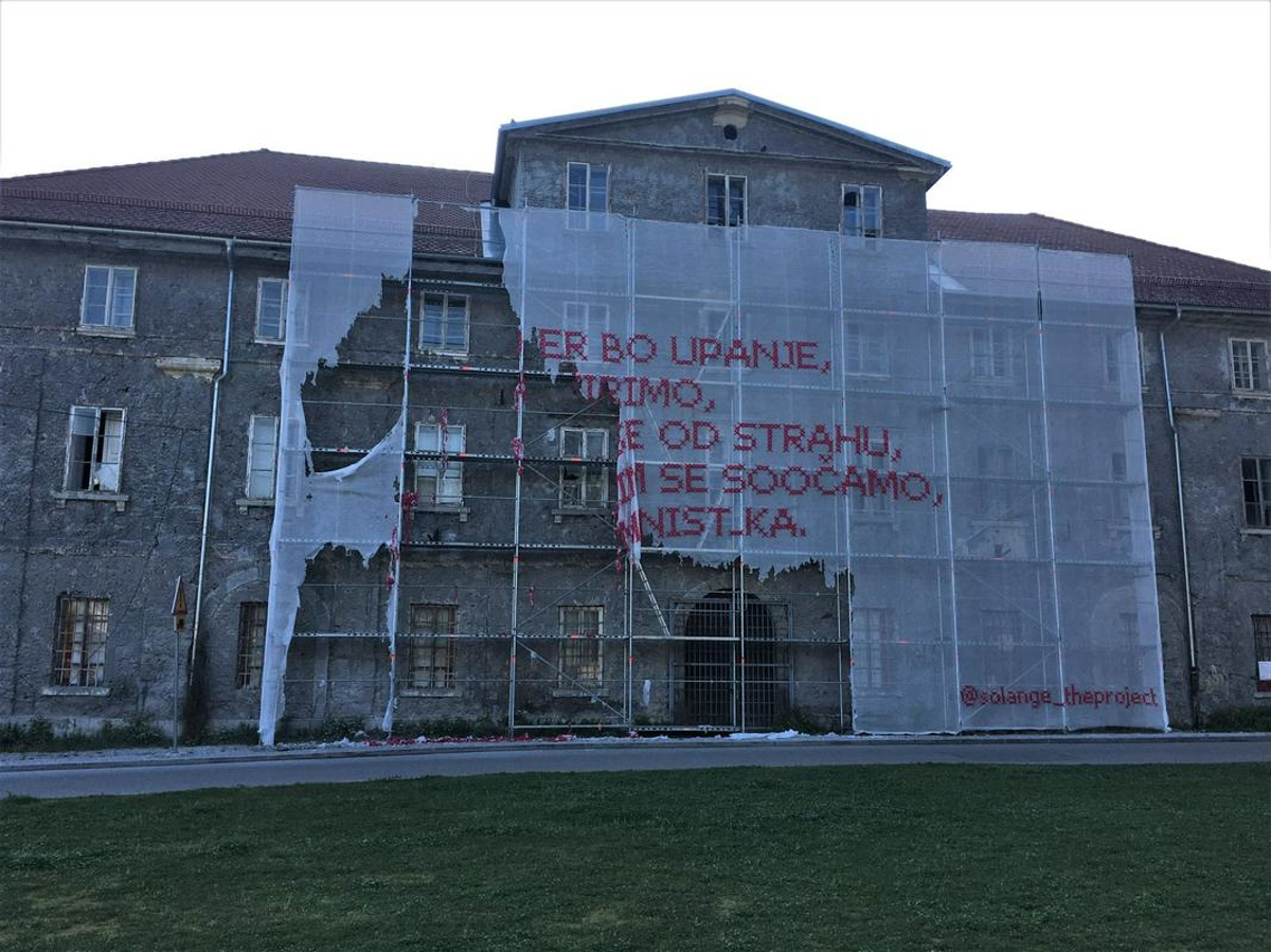 Zažgana feministična instalacija