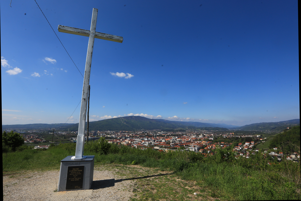 (FOTO) Stolni vrh v Mariboru: Spomenik samostojni Sloveniji znova tarča vandalov