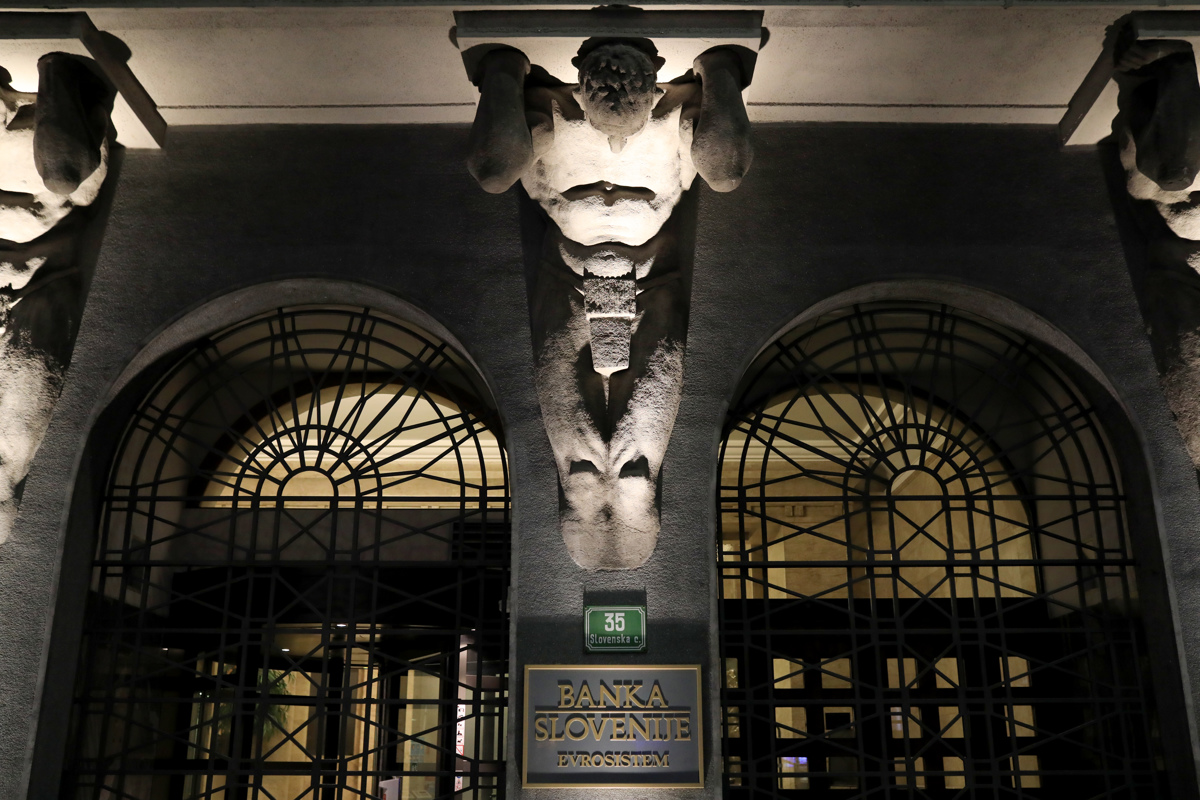 Kako odpraviti nepravilnosti pri sanaciji bank? Strokovna skupina: Država naj poplača oškodovance