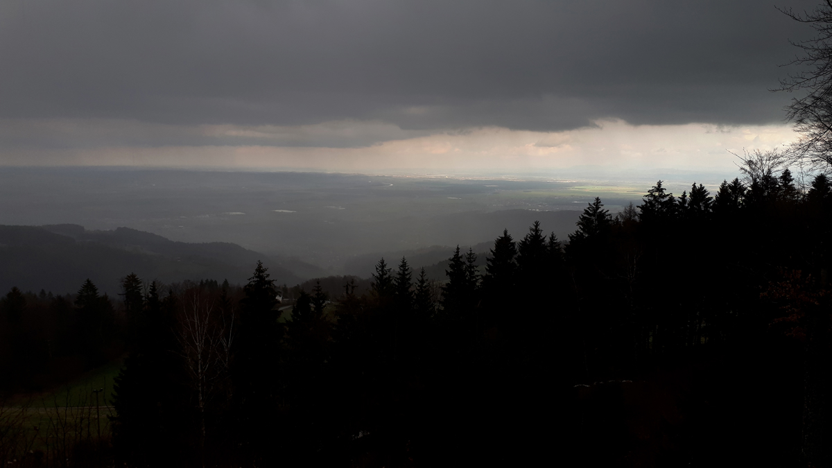 V noči na ponedeljek možni močnejši nalivi