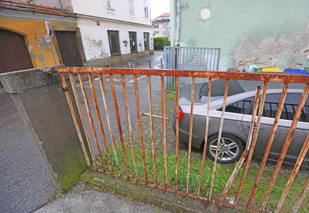 (ODZIV) Starša dečka, na katerega so padla kovinska vrata: "Minute so se vlekle kot večnost"