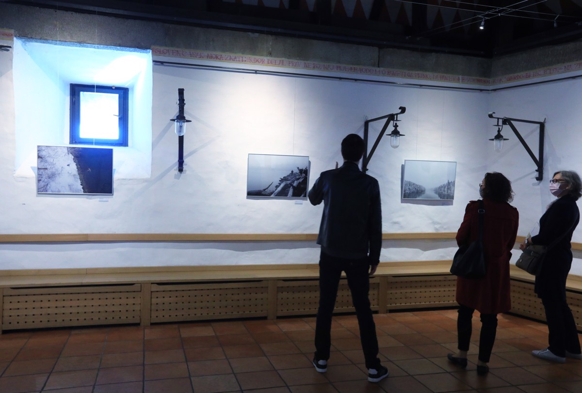 (FOTO) Kaj je Arne Hodalič povedal o fotografski razstavi Človek in reka Drava?