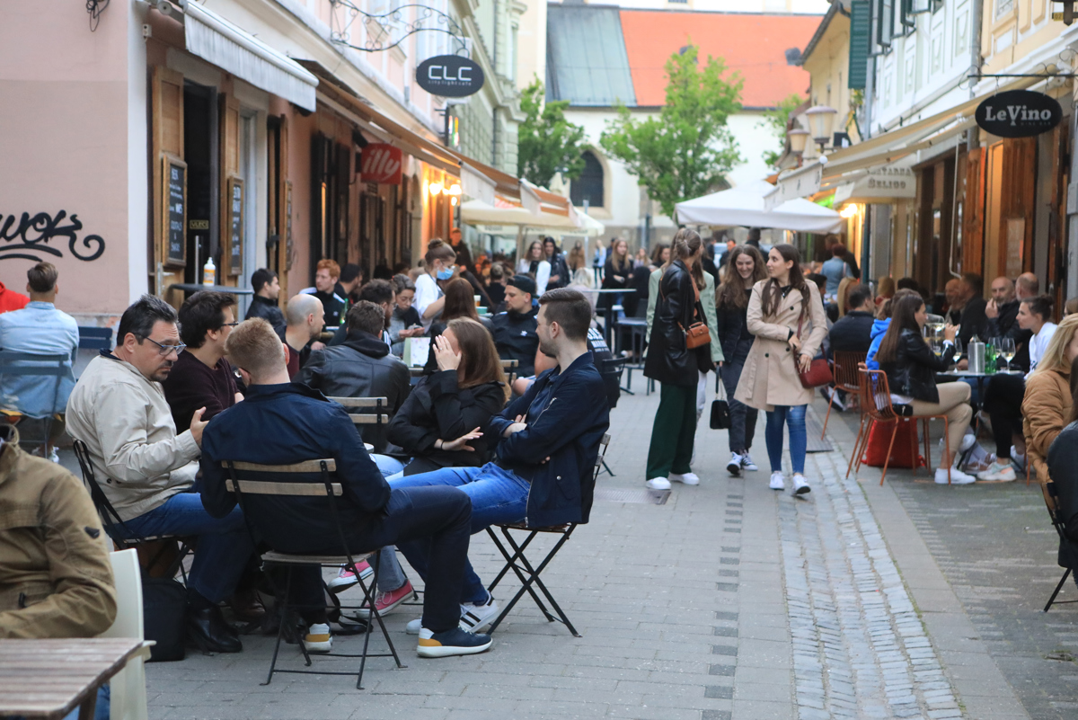 (FOTO) Praznično vzdušje v središču Maribora na prvi petek, ko so lokali lahko odprti do 22. ure. "Zdi se prav neverjetno"