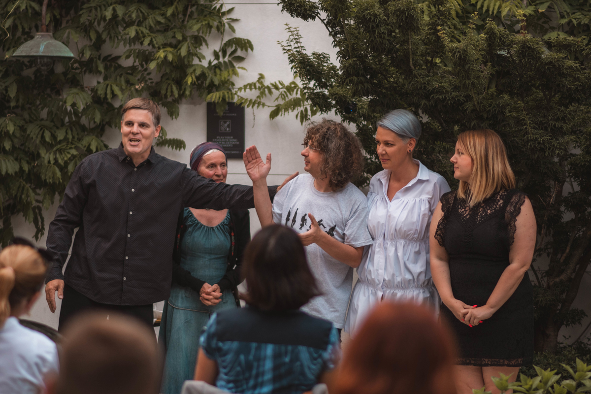 Kako zaigrati filozofski esej o temeljnih vprašanjih bivanja