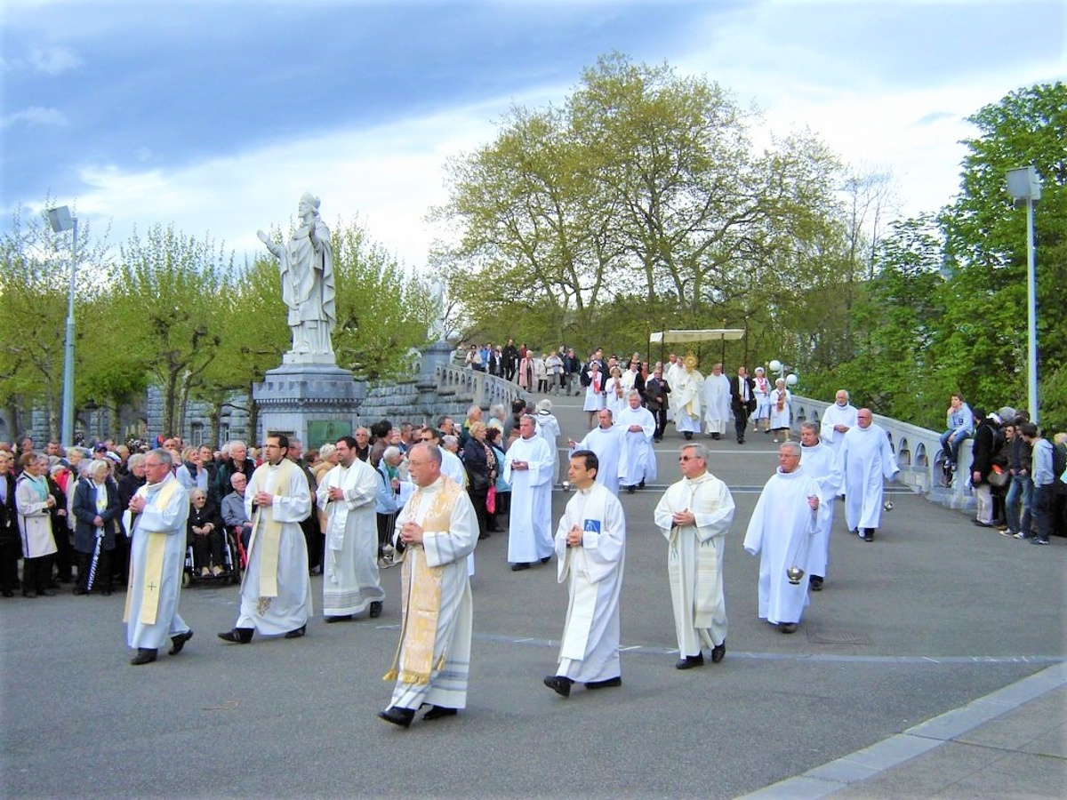 Financiranje cerkve: Ne nosite s seboj ne denarnice, ne torbe, ne čevljev