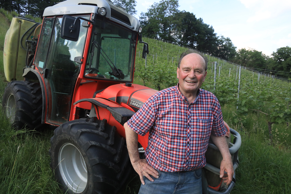 (Iz Štajerca) Dušan Jaunik, nekdanji mariborski smučar in trener, ki je sedaj na strmini s traktorjem