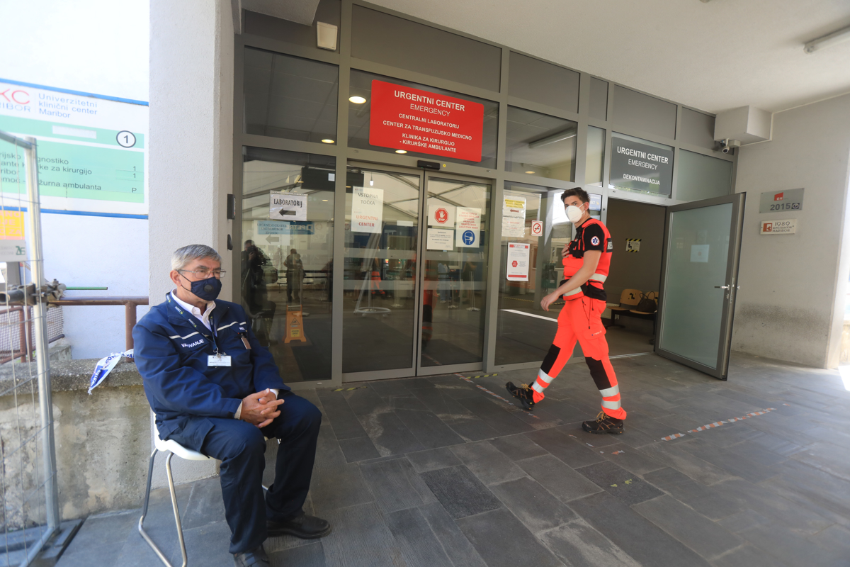 Nasilje, grožnje, boksanje v steno, kričanje, pljuvanje ... Maja na mariborski urgenci trikrat posredovala policija