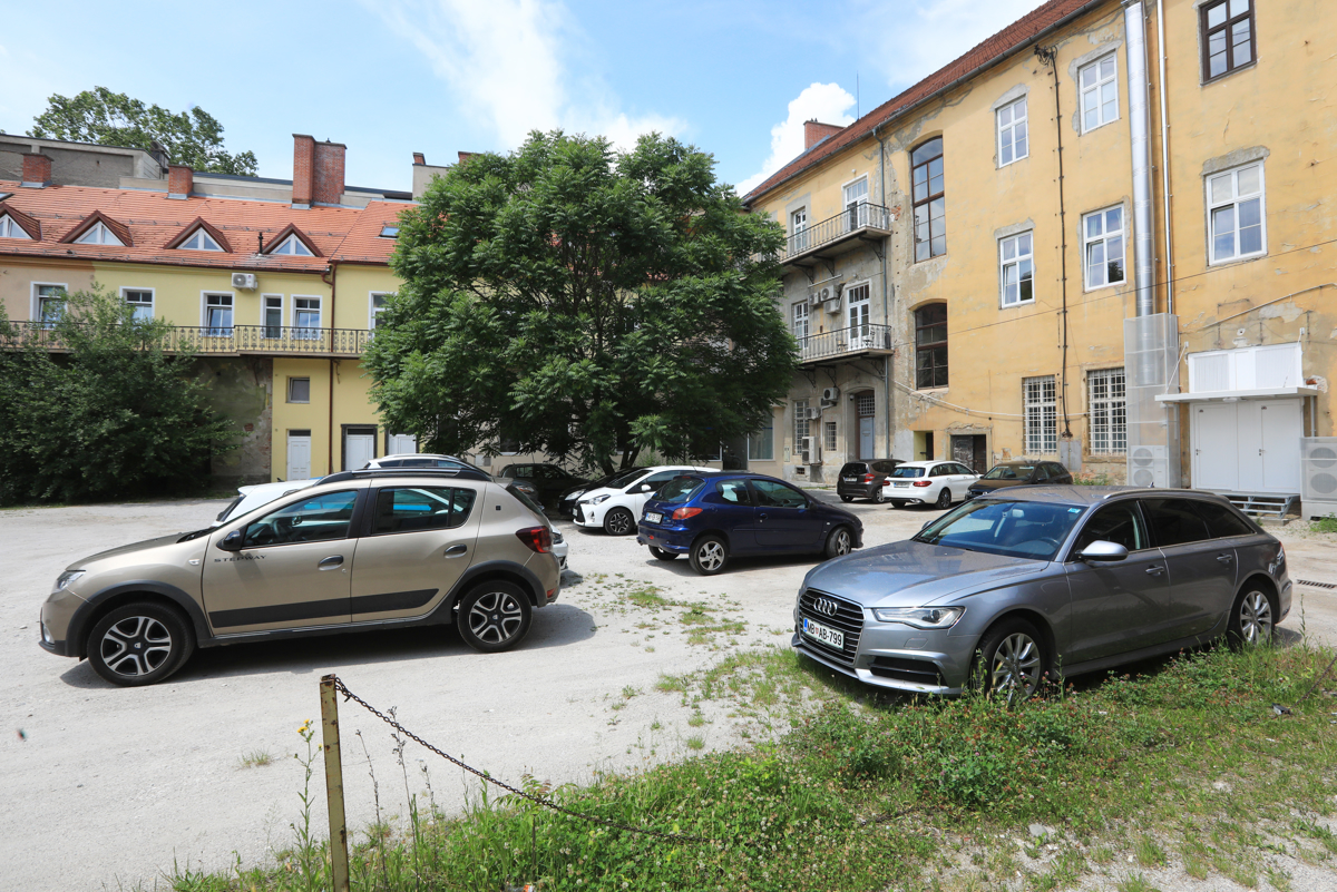 V mariborski občini nič več brezplačno parkiranje tudi na Partizanski 12