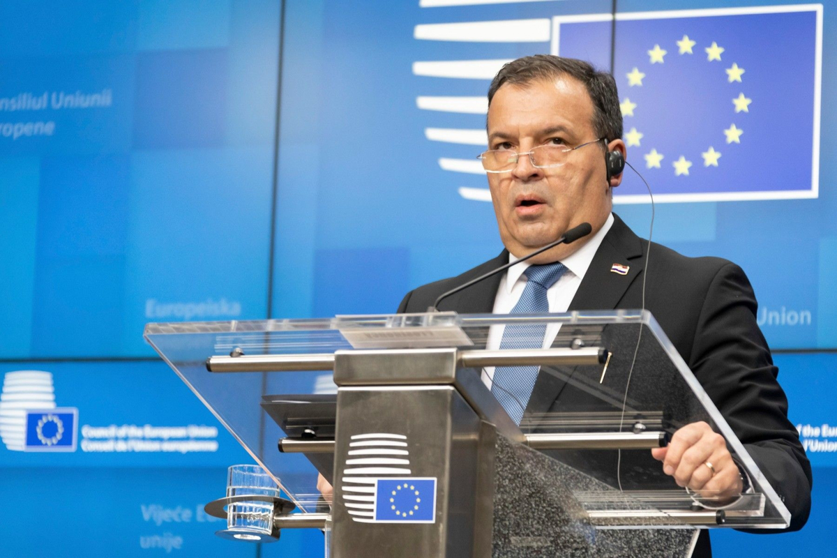 Minister za zdravje sledi profilom za odrasle, na katerih dekleta pozirajo v provokativnih pozah