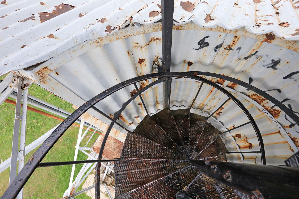 Za obnovo razglednega stolpa na Pohorju (še) ni denarja. Nevaren je, a se ljudje požvižgajo na opozorila