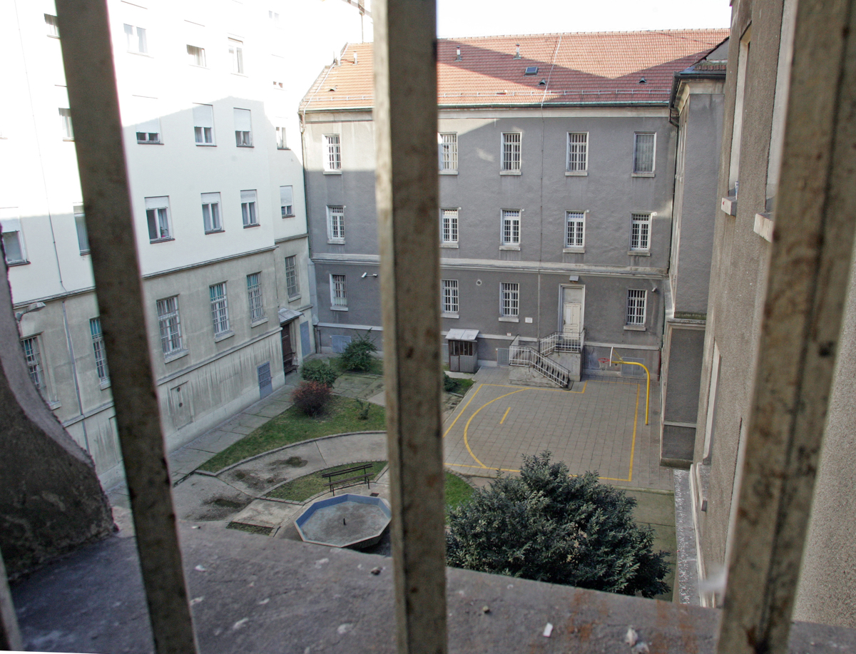 Vroča delovna mesta v Mariboru in okolici: Svetniku za stanovanja ponujajo 1955 evrov plače. Bi bili finančnik v mariborskih zaporih?