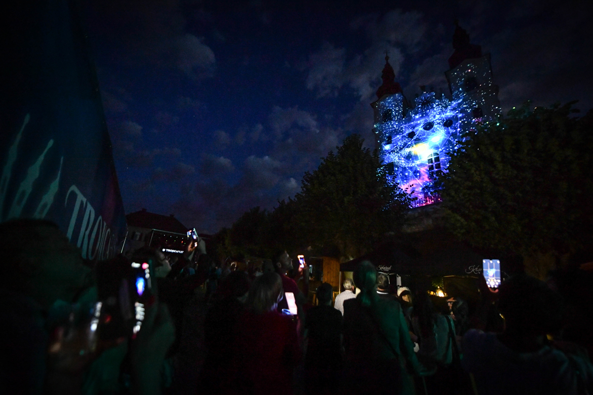 Razsvetljenje v Sveti Trojici si lahko ogledate vsak večer ob 22.00.&nbsp;