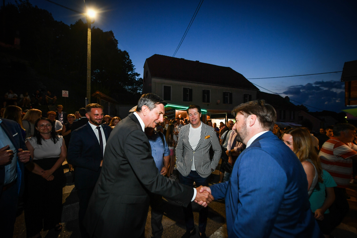 Predsednik Pahor se je po prireditvi še dolgo družil s gosti in domačini.&nbsp;