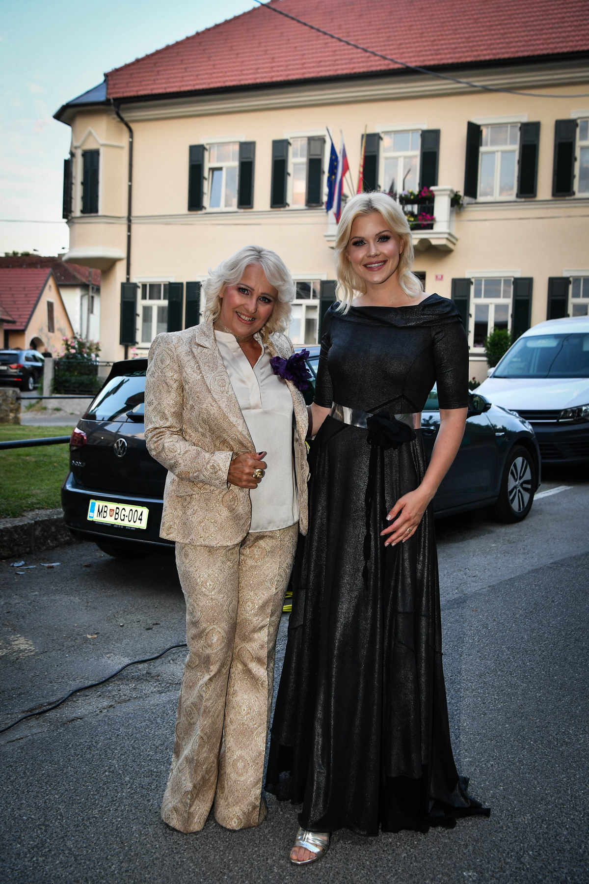 Alenka Godec in Darja Gajšek, ki je ta večer stavila na domovinsko navdihnjeno skladbo Lepa si Slovenija.&nbsp;