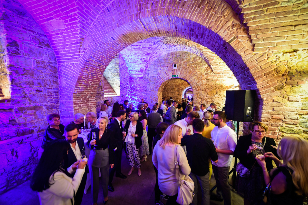 Pred slovesnostjo je župan gostil prijetno druženje v Samostanski kleti.&nbsp;