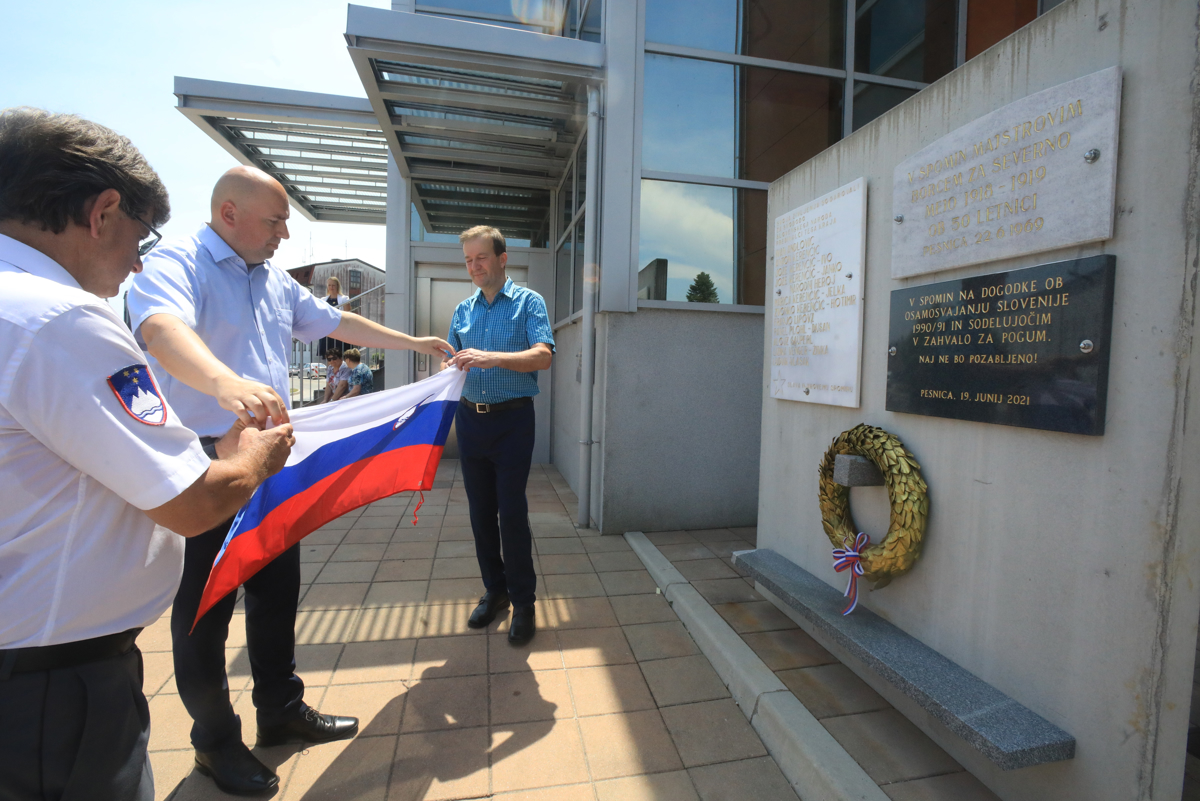 V Pesnici postavili obeležje v spomin na osamosvajanje Slovenije. Tudi lipa posajena ob razglasitvi samostojnosti ni več pozabljena