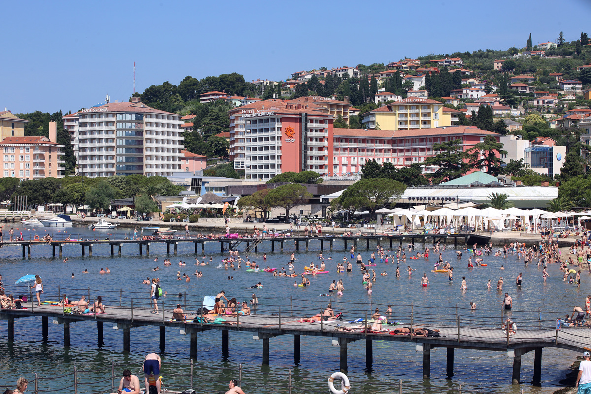 Na plaži v Portorožu so se trije neznanci predstavili za policiste, sledilo je to ...
