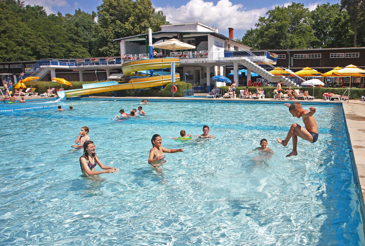 (FOTO) Prvi kopalni dan na Mariborskem otoku: Ker je vreme zdržalo, po osvežitev prišli številni Mariborčani