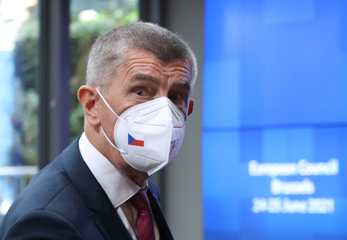 Babiševa vlada za slovo uvaja obvezno cepljenje, med drugim starejših od 60
