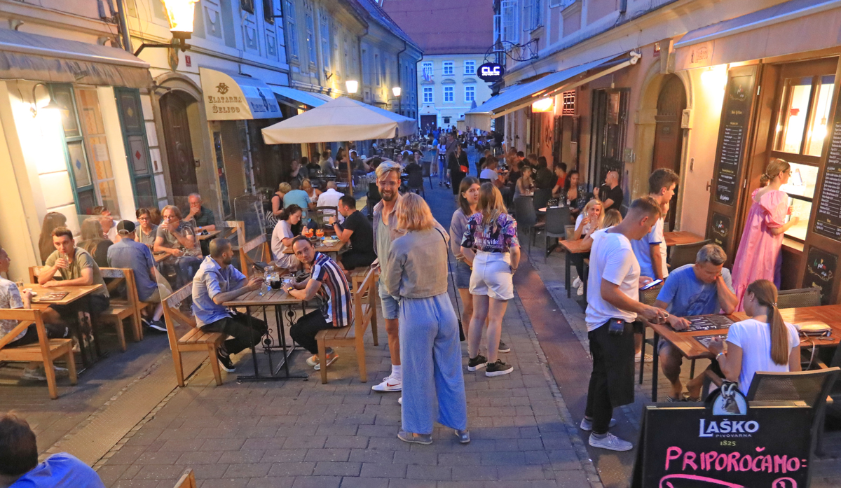 Višje cene v lokalih v Mariboru: Za espresso tudi 1,60 evra, koliko pa stane štajerski koktajl - špricar?