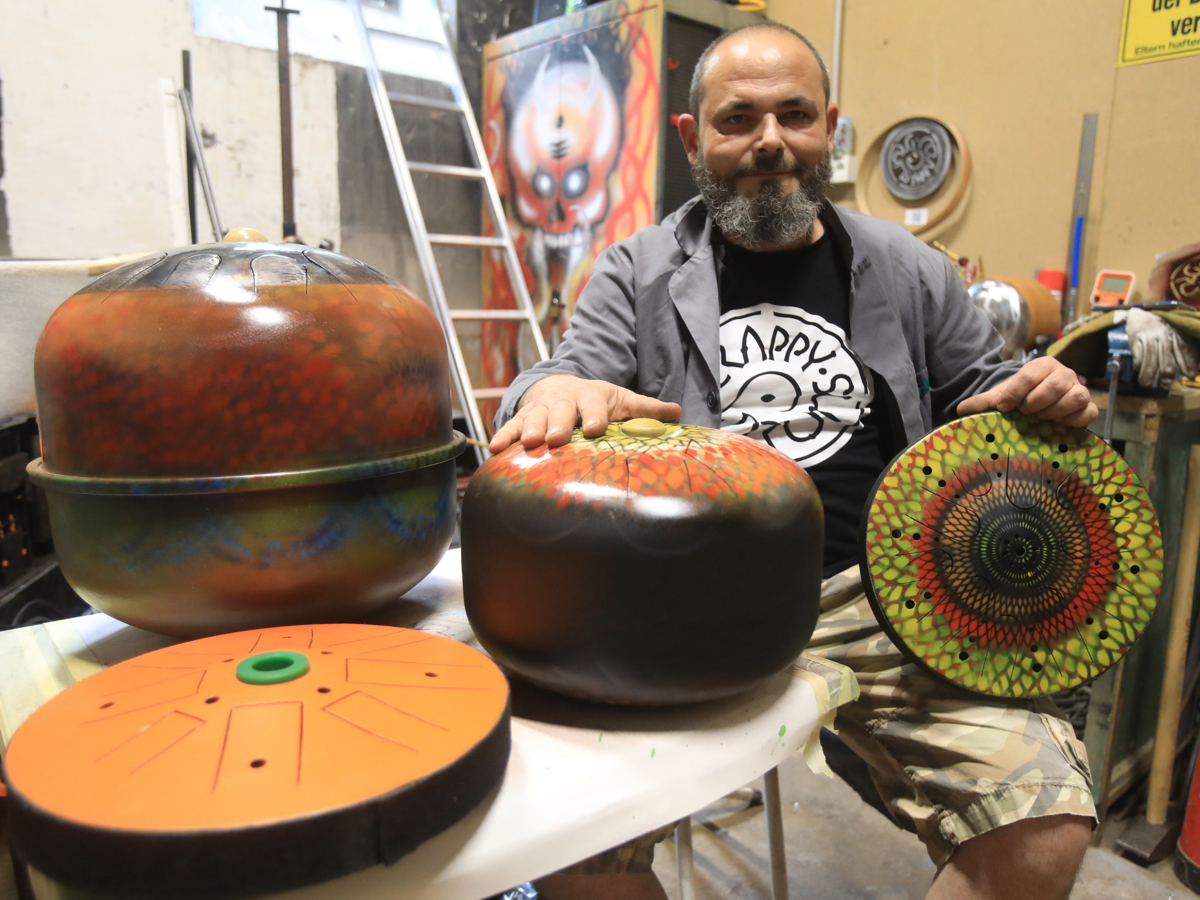 (FOTO) Na obisku delavnice v mariborski Pekarni: Bobne izdeluje tudi iz praznih plinskih bomb