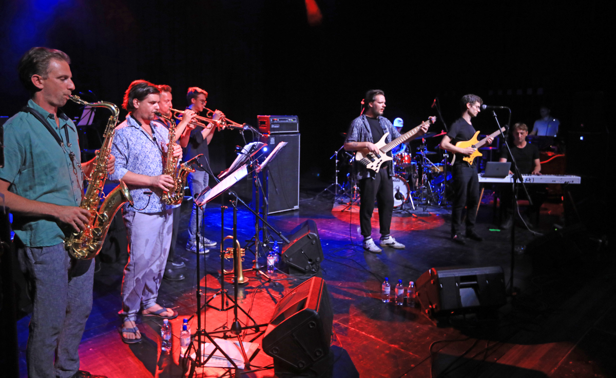 Jazzlent, kjer prevladuje improvizacija. Pa ne le glasbena in ne le na odru