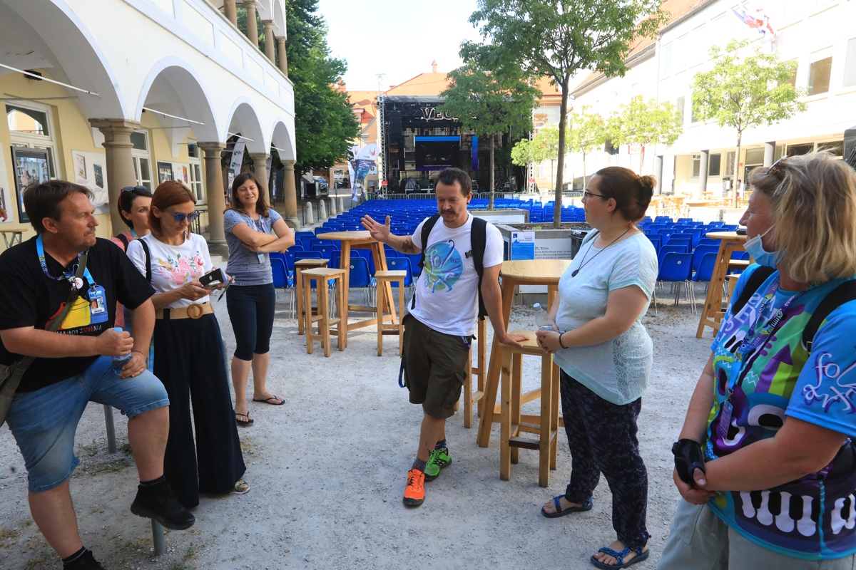 Zakulisje Festivala Lent: Speči nastopajoči, poškodbe obiskovalcev ...