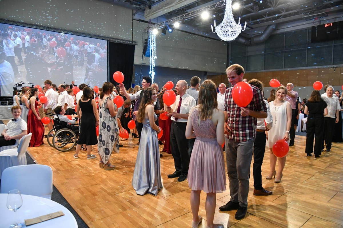 (FOTO) Prav poseben maturantski ples na Škofijski gimnaziji Maribor: Dijaki so se plesov naučili na treh vajah