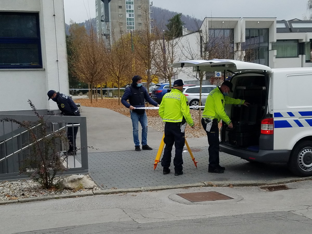 Odsotnost psihiatra preložilo začetek postopka zoper mladeniča, ki je z nožem poškodoval policistko