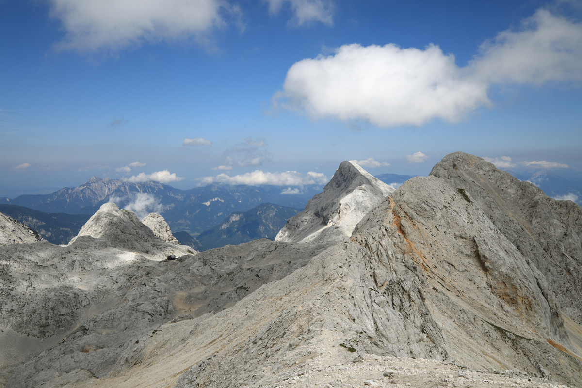 Prijavitelj zjutraj sporočil, da je slišal krike človeka, ki je vpil zaradi poškodbe roke, na terenu gorski reševalci, policija prosi za pomoč