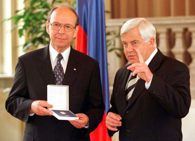 Dobra stotnija mož in žena opravlja častno funkcijo. To so častne konzulke in konzuli