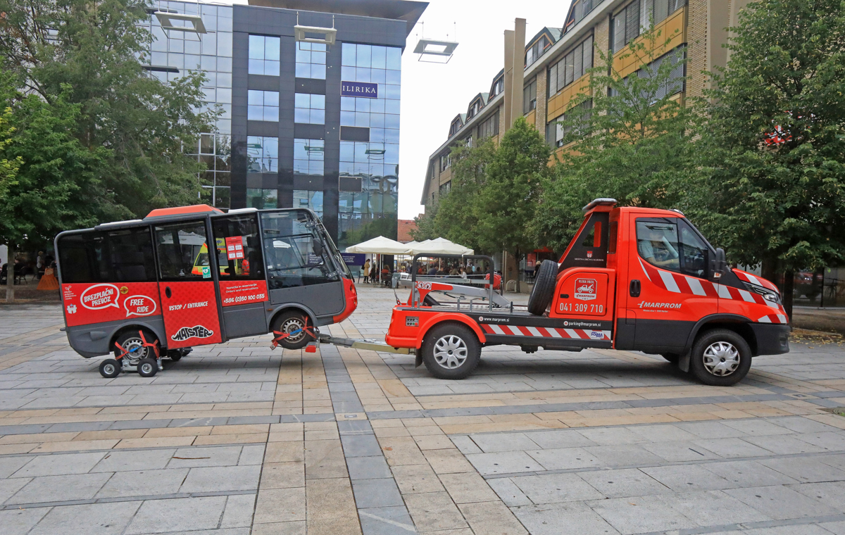 (FOTO) Zakaj je pajek v Mariboru odpeljal mestno mini vozilo Maister