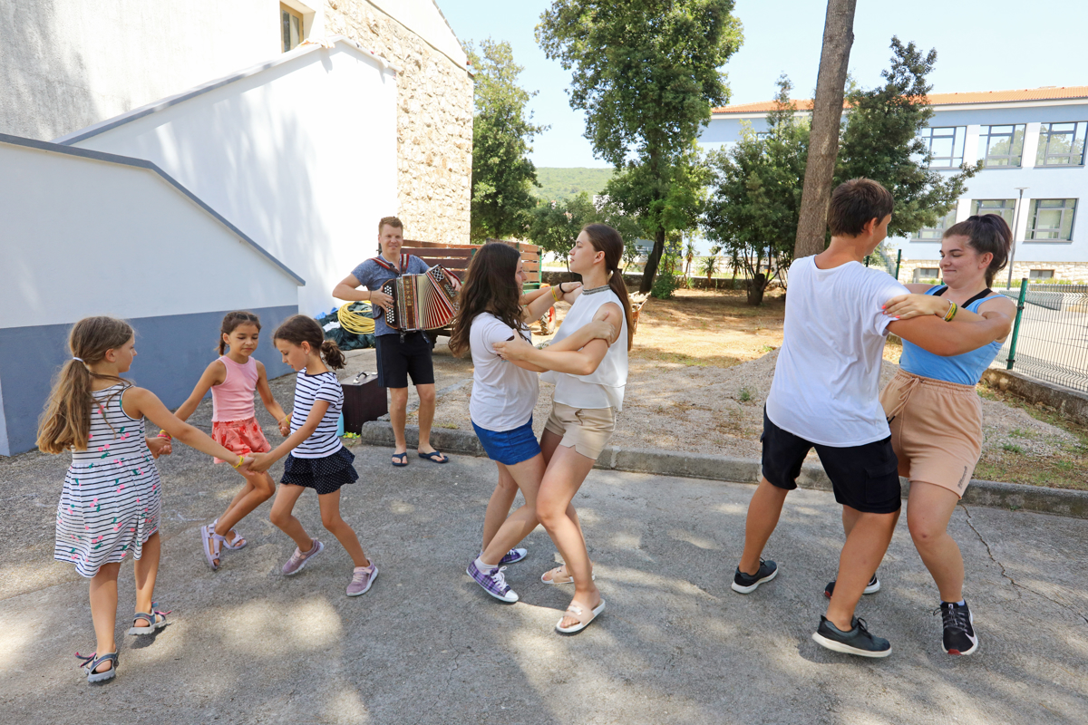 (FOTO) Kako otroci uživajo na letovanju v Punatu: Če bi srečali še Luko Dončića ...
