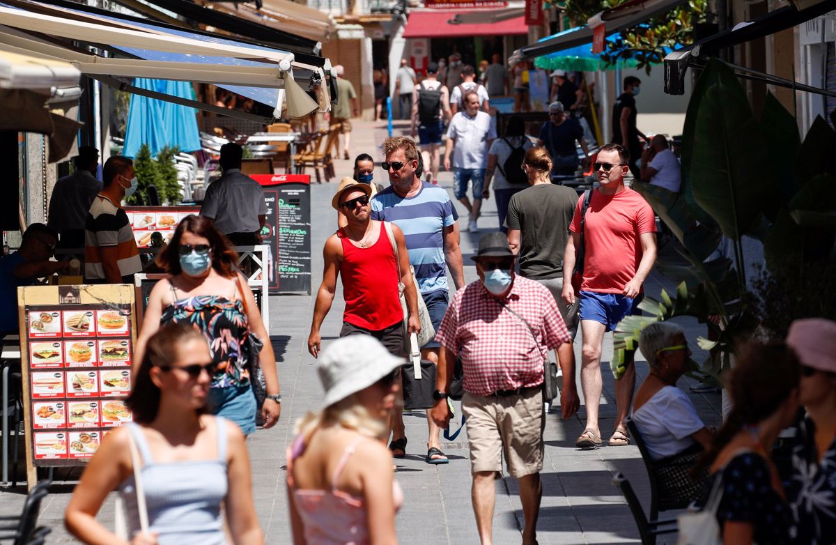 Barcelona zaradi porasta števila okužb znova uvaja policijsko uro